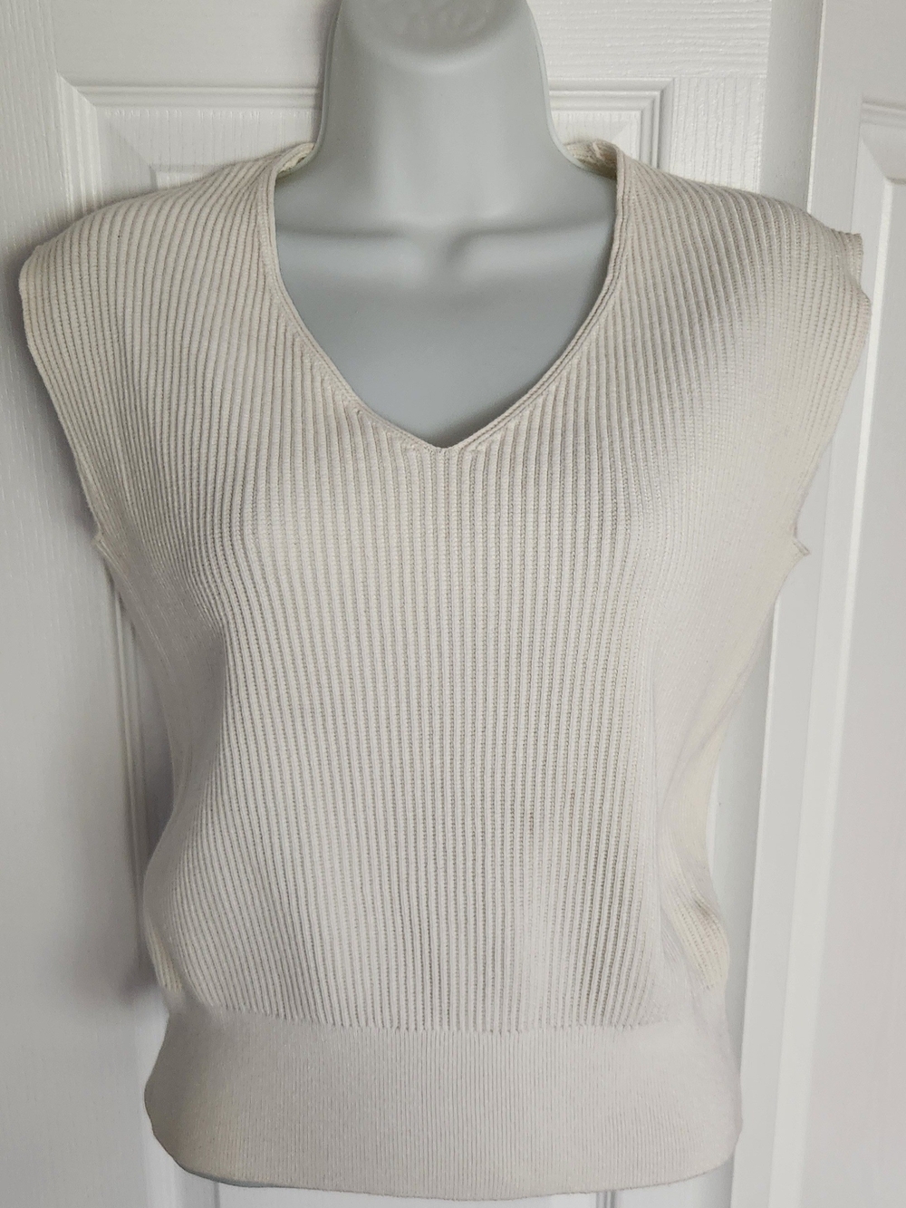 Banana Republic Cream Ribbed V-Neck Sleeveless Sweater Vest
